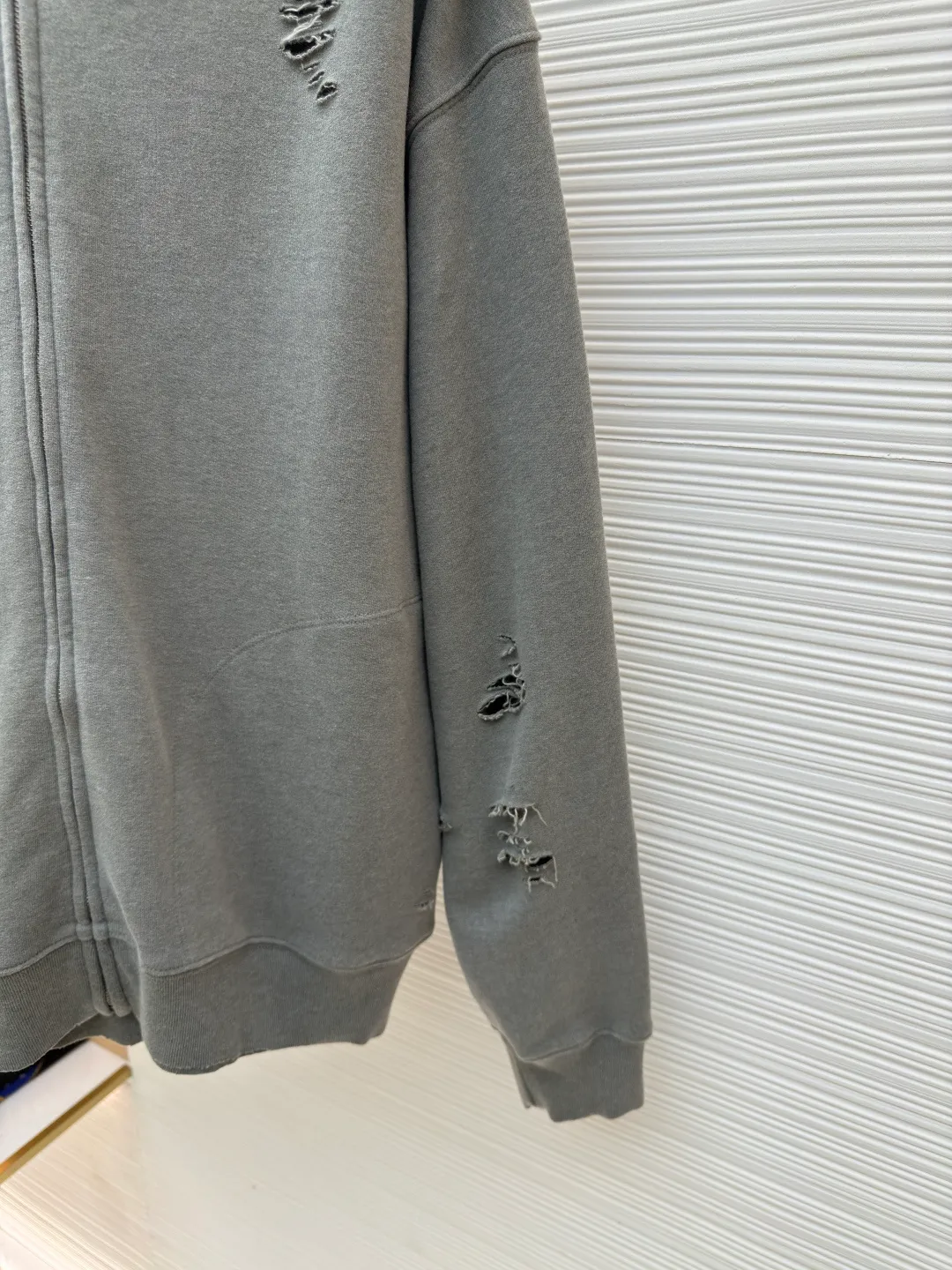 Acne Studios ripped distressed logo zipper jacket ●Authentic product: 4500 purchased and developed ●Item number: 1680387-B35 ●Fabric: Dream double-strand cotton plain fabric ●Technology: Distressed printing ●Version: loose version ●Weight: about 660 grams ●Size: S-M-L-XL ●Description: Customized dream double-strand cotton plain fabric with excellent texture and comfortable skin fit The main color is deep black, which is like the mottled rust on ancient copperware. The unruly soul of AcneStudios is engraved on the chest. The clever integration of hole elements and wanton swaying on the black canvas is a deliberate rebellion and a break away from the shackles of tradition. It is unique in the wave of trends. Glue printing is used. The chest printing is modified three times with the film screen. The glue liquid paint is used to print the pattern on the fabric. The fabric is baked to fix the printed pattern. Many parts of the body of the garment are worn and worn by pure artificial regularity, and hand brush marks are added to the surface of the garment to add texture and depth to imitate the texture of natural wear and tear. The fabrics have been washed to give them a better feel and texture. They are not easy to deform, shrink or fade, and maintain their long-lasting beauty. The overall color is consistent with no color difference. It can be matched with the same style to create a fashionable look, and can be used in various occasions. Customized accessories, complete with three standards, the same style for men and women!